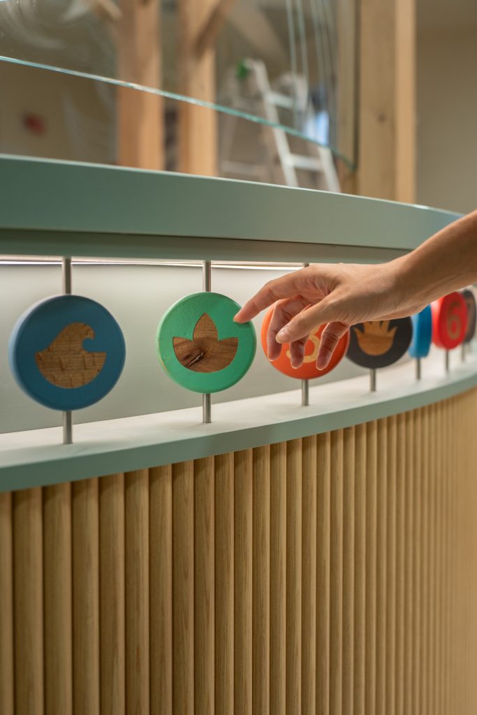 DETTAGLIO BANCONE ACCOGLIENZA